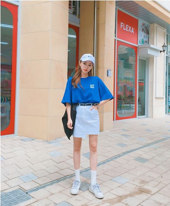 Những mẫu áo phom dáng rộng, kiểu hạ vai là sản phẩm được lòng phái đẹp ở mùa này.    