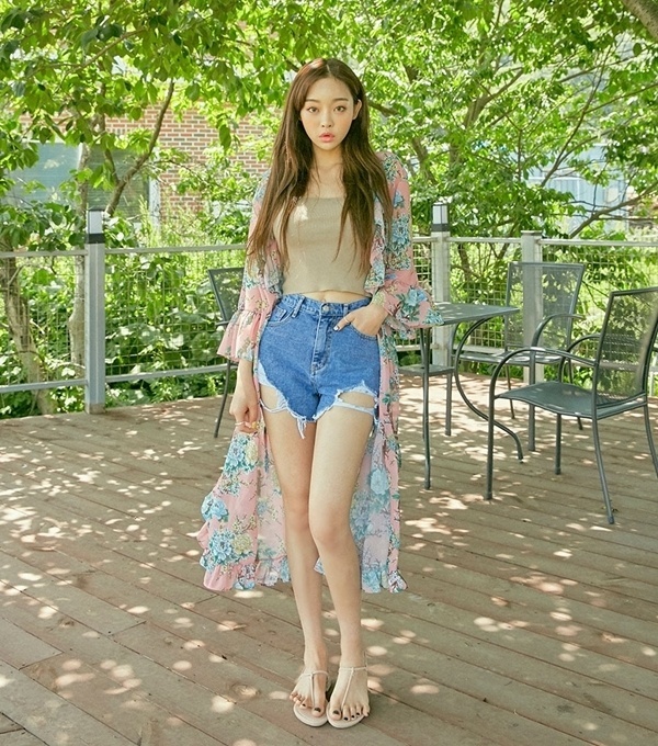 Quần short jeans rách và crop top là 2 item không thể thiếu trong ngày hè của chị em. Bạn sẽ trở nên gợi cảm nhưng lại điệu đà cá tính khi phối cùng áo khoác mỏng và sandal. Cách mix này rất hợp lý để bạn đi đi biển đấy.    