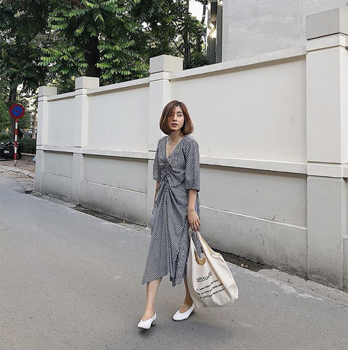 Để giúp thân hình cao ráo hơn, bạn nên chọn những chiếc váy có điểm nhấn ở eo, chiều dài không quá bắp chân.    