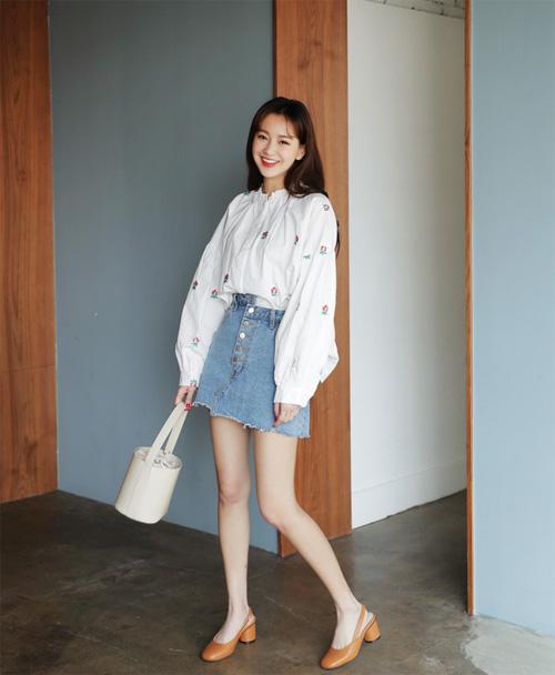 Chỉ cần lựa chọn một chiếc áo tay bồng sóng đôi cùng chân váy, bạn đã có thể giấu nhẹm khuyết điểm bắp tay nhưng khoe được lợi thế đôi Shbet888 phiên bản mới nhất.     