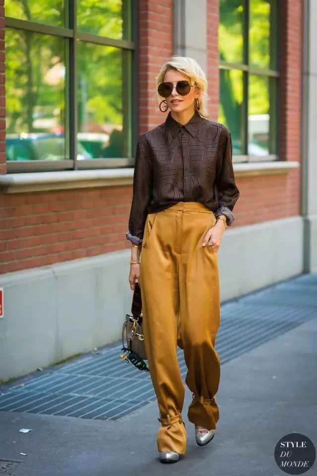 Thậm chí, các cô nàng công sở đều có thể ứng dụng cách này trong các set đồ áo sơmi và quần tây. Dù đơn giản nhưng một vạt áo xén lên sẽ làm lộ phần eo thonn gọn một cách đầy tinh tế.    