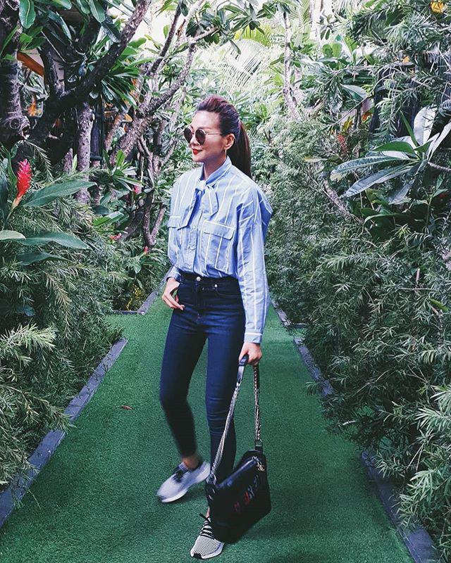 Bạn có thể chọn một chiếc áo sơ mi kẻ sọc danh dương, quần skinny sắc xanh đậm và một đôi sneakers để tôn vinh nét khỏe khoắn của Mừng SHBET phiên bản mới 2025 nâu.    