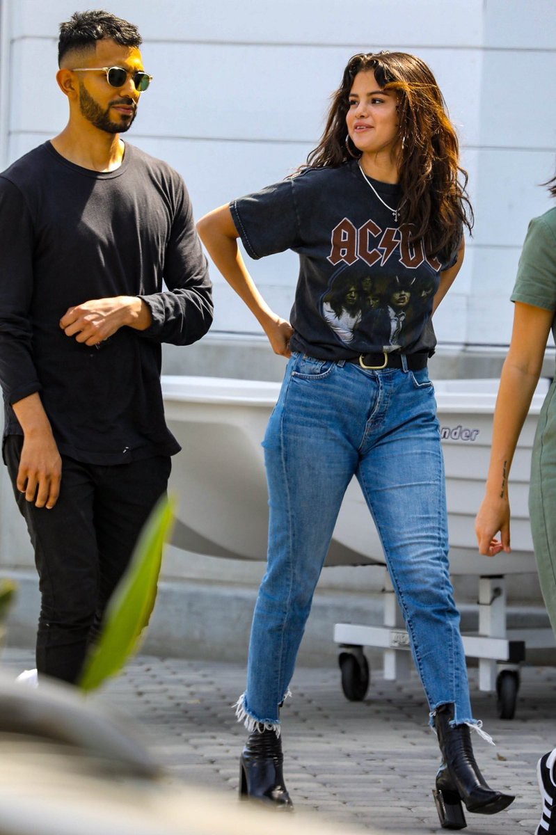 Dạo phố với bạn bè, Selena Gomez diện Shbet999 com đăng nhập đơn giản với áo t-shirt, quần jeans và boots da.    