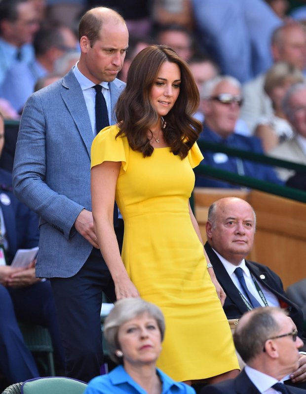 Tại buổi chung kết Wimbledon mới đây, Công nương Kate chọn diện mẫu váy vàng rực rỡ của Dolce&Gabbana.    