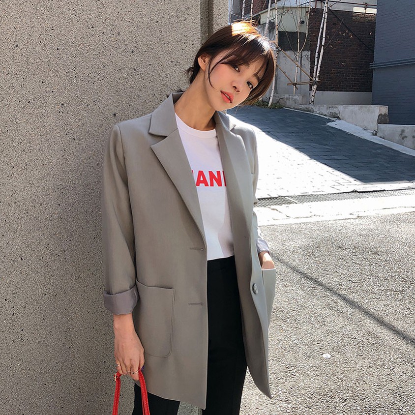 Với những thiết kế blazer dáng rộng phần tay được xắn lửng nhìn sẽ trẻ trung hiện đại hơn so với việc bạn để thả đơn thuần.