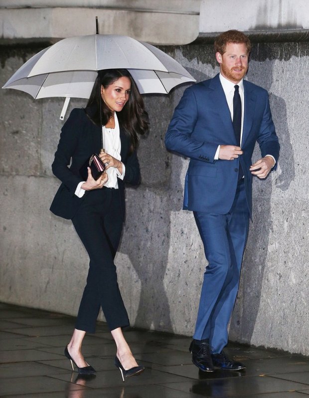 Dù ít khi can thiệp vào việc ăn mặc của vợ, nhưng hoàng tử Harry đã nhắc nhở Meghan về thói quen mặc suite của cô.    
