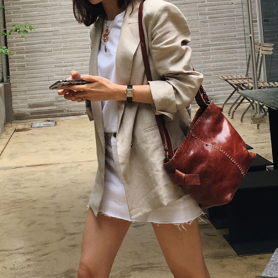 ... hay bụi bặm cá tính mix&match cùng chân váy denim, blazer tay lửng có tối giản thế nào thì vẫn trẻ trung và cực kỳ cá tính.