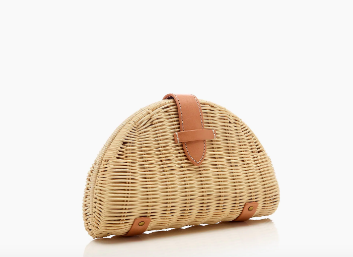 Chiếc túi cói cầm tay là một thiết kế của hãng J.Crew có dáng bán nguyệt nhỏ xinh. Chiếc túi tối giản hết mức chỉ điểm xuyết mỗi phần dây cài bằng da nâu nhạt trên nền cói nhẹ nhàng. Chính bởi thiết kế đơn giản nên cả Công nương Meghan lẫn Pippa Middleton đều yêu thích.    