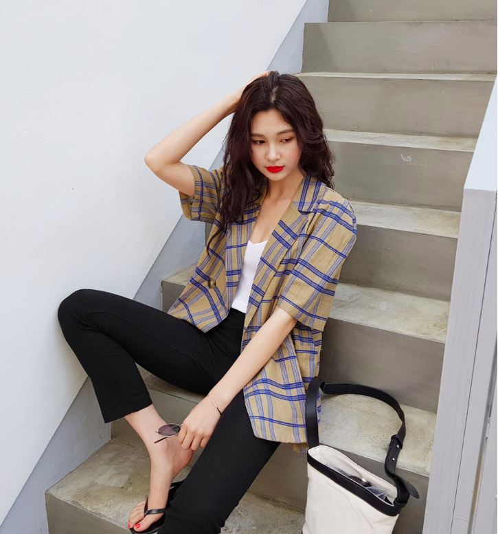 Bên cạnh những gam màu đất như cam đất, nâu đất hay màu be nhạt thì còn có cả những thiết kế kẻ cá tính...