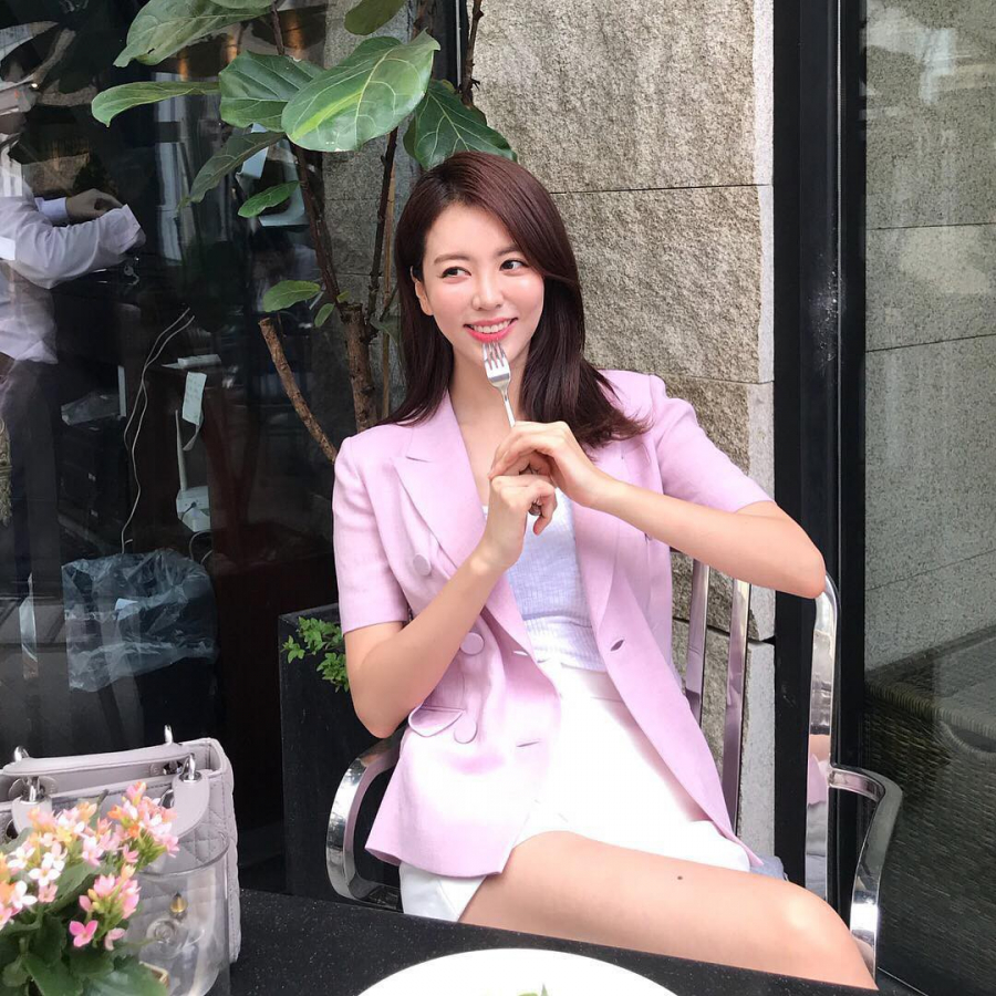 ... hay điệu đà với những gam màu tươi sáng như hồng, xanh chẳng hạn. Blazer của năm nay cũng không nhất nhất phải màu đen kinh điển, chính những gam màu sáng hay tông trầm lại giúp chiếc áo nổi hơn cả.