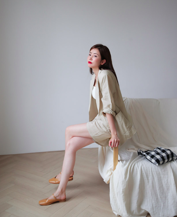 Mốt blazer của năm nay dù là tay lửng hay ngắn tay đều được các nàng thì các nàng đều có xu hướng mặc cả cây cùng quần đũi hoặc short vải mềm mại.