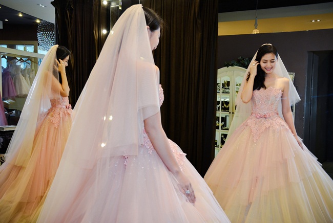 Thử quá nhiều mẫu váy không làm bạn quyết định dễ dàng hơn. Ngược lại, việc làm này chỉ khiến bạn tốn thêm thời gian mà vẫn băn khoăn, chần chừ trong lựa chọn. Nếu đã tìm được bộ váy khiến bạn cảm thấy không thể hoàn hảo hơn, bạn nên kết thúc việc thử áo cưới ngay để không làm bản thân cảm thấy khó khăn khi quyết định.  