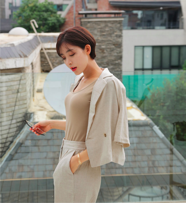 Khoác ngoài hờ hững như này lại cũng là một gợi ý hay nếu các nàng muốn diện blazer thoát khỏi cáí vẻ đơn giản, quen thuộc để hô biến style của mình thành sang chảnh, kiêu kỳ.