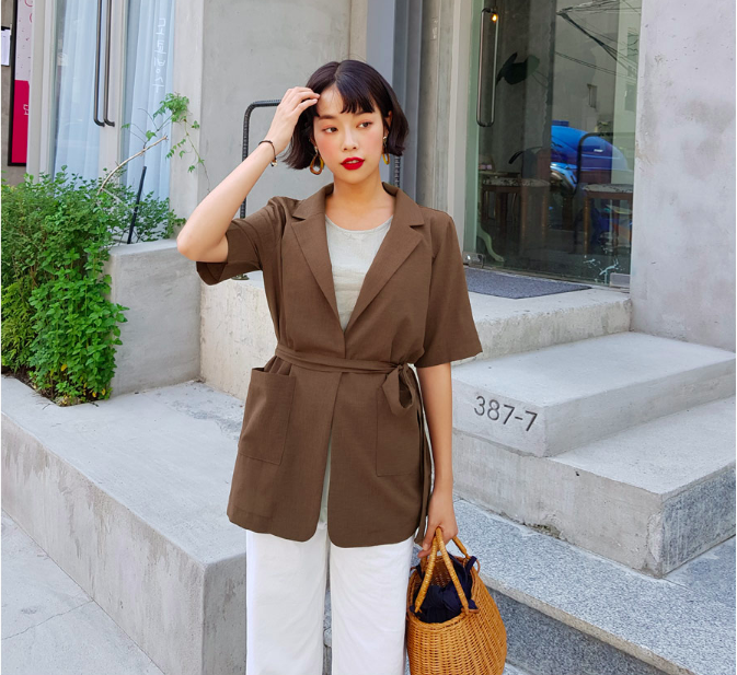 Với những thiết kế áo blazer rộng có thể thêm dây thắt eo để tạo điểm nhấn tôn vòng 2, biến chiếc áo thoải mái, tối giản thành một thiết kế thanh lịch, duyên dáng hơn.