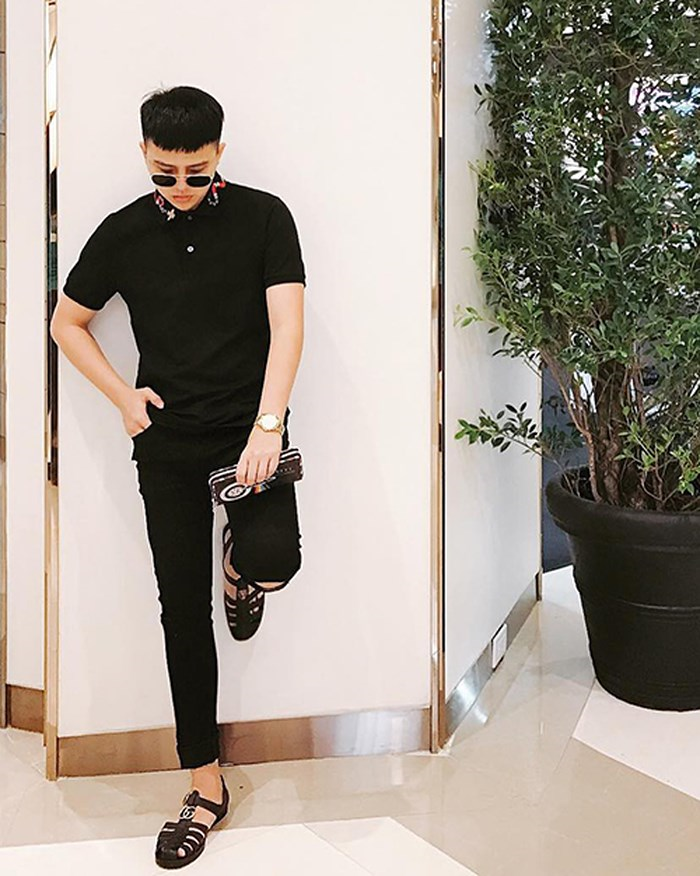 Duy Khánh là sao nam đầu tiên sở hữu đôi dép sandals Gucci có kiểu dáng giống dép rọ bộ đội được bán nhan nhản ở các chợ Việt Nam.