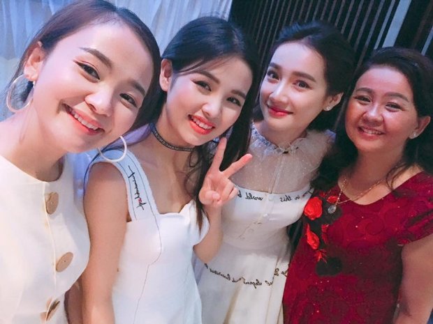 Được biết trong sự kiện này, nữ diễn viên “ngày ấy mình đã yêu” phải thay rất nhiều trang phục, song thiết kế phom dáng cổ điển của nhà tạo mốt Lê Thanh Hòa vẫn được cô trưng dụng lại.  