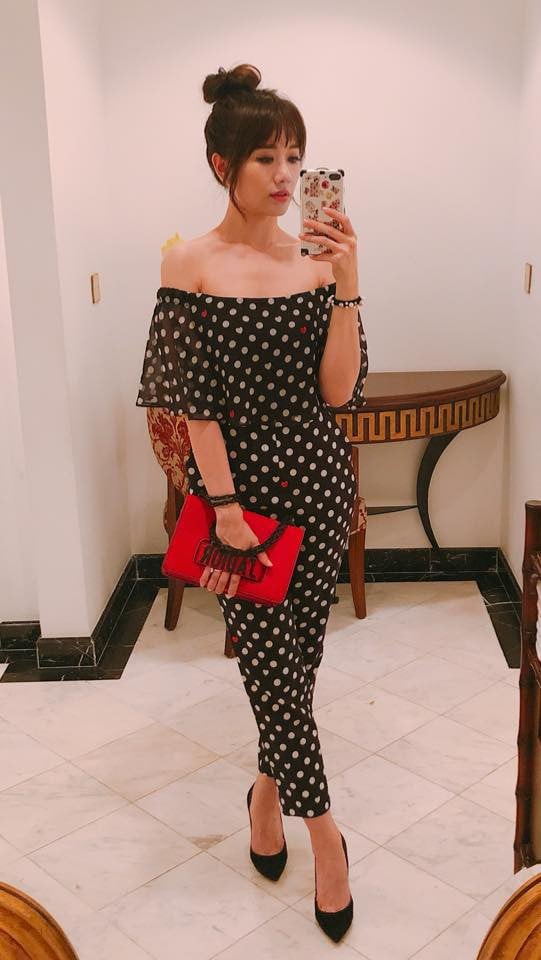 Diện jumpsuit chấm bi đen trắng điểm xuyết đỏ, mix cùng túi đỏ khiến bộ Shbet999 com đăng nhập của Hari Won trông vừa lỗi mốt lại chói lọi thiếu tinh tế.    