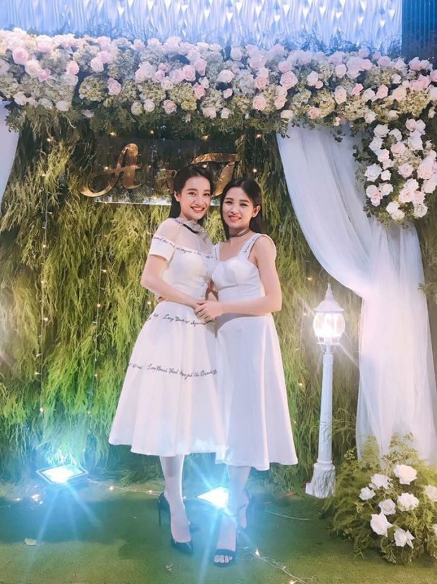 Trong ngày vui của em gái, Nhã Phương trang điểm nhẹ nhàng, diện chiếc váy trắng đơn giản.    