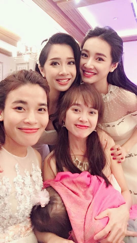 Ở lần thứ hai này, cô chọn kiểu tóc xõa cùng phong cách trang điểm nhẹ nhàng.    
