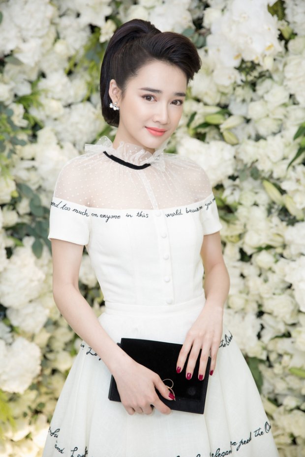 Nữ diễn viên chọn cho mình Link Vào SHBET88 Mới Nhất cột cao được tạo mái phồng cao khoe được gương mặt ngọt ngào như tiên nữ.    