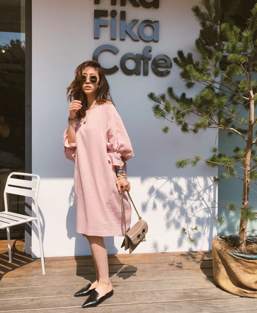 Không thể phủ nhận mule chính là đôi giày hợp mọi set đồ, mọi style của phái đẹp. Một đôi đứng dág tối giản như vậy một khi muốn điệu là điệu được ngay.    