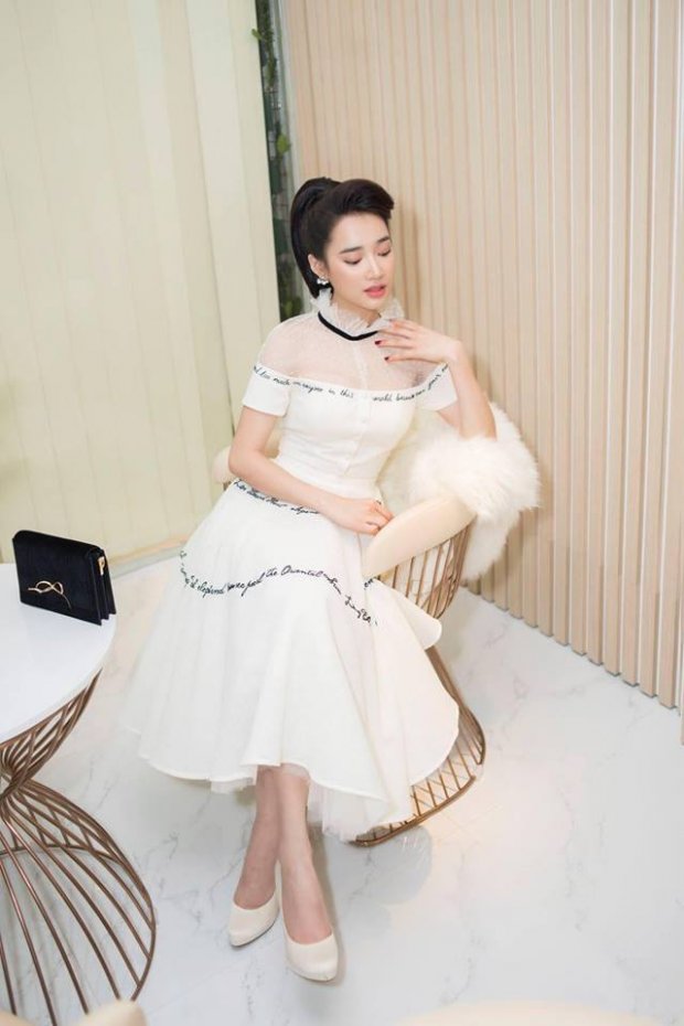 Một đôi giày cao gót màu trắng cùng kiểu tóc búi cục điệu đà giúp Nhã Phương ăn gian chiều cao đáng kể.    
