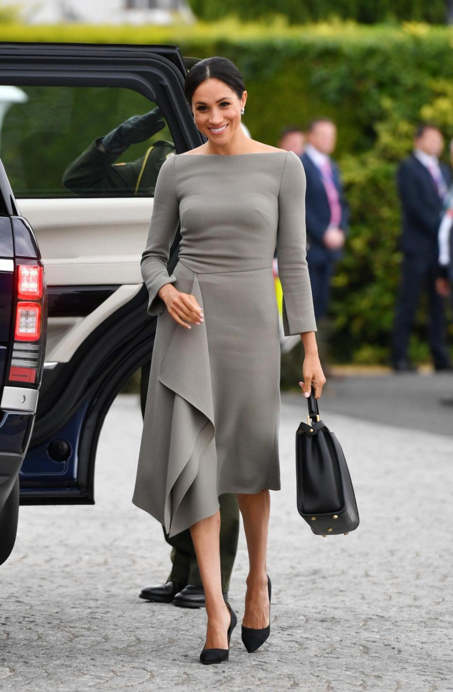 Mặc dù chọn mẫu váy sang trọng nhưng Meghan lại bị mất điểm bởi cách chọn nội y không vừa vặn     