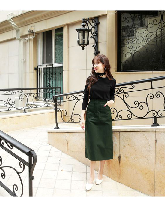Phong cách nhẹ nhàng cho phái đẹp vào thu với áo thun cổ tròn, chân váy màu xanh rêu đậm, phụ kiện tông trắng.    