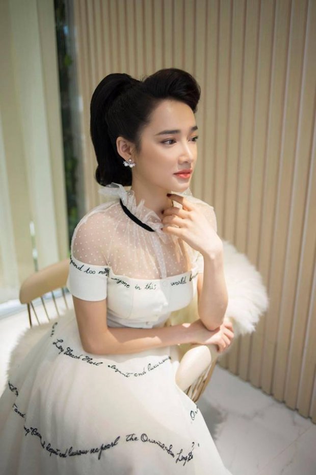Ở thời điểm đó, Nhã Phương phải đối mặt với nhiều sóng gió xung quanh chuyện tình cảm với Trường Giang, song thần sắc của cô vẫn tươi tắn khi xuất hiện, không có dấu hiệu xuống sắc. .    