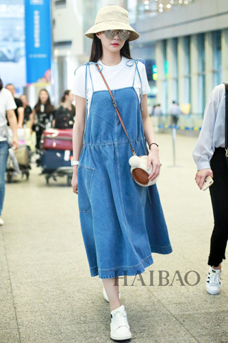 Các loại váy denim tạo nên sự năng động, trẻ trung, khi kết hợp với giày cao gót thì đem lại sự sexy quyến rũ, nhưng khi kết hợp với giày thể thao đem lại sự cá tính và nổi bật.  