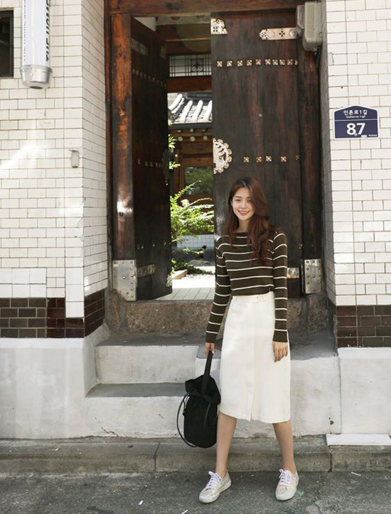 Sử dụng giầy thể thao để mix cùng các kiểu chân váy hợp mốt vẫn là phong cách được các bạn gái châu Á yêu thích.    