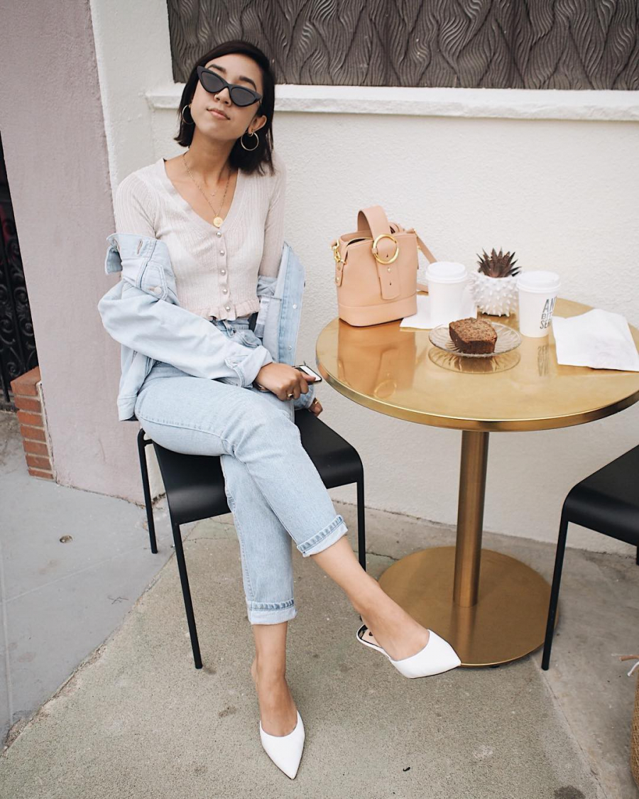 Bình thường các nàng vẫn diện quần jeans cùng sneakers nhưng hãy thử thay đổi một chút chọn một thiết kế mule màu trắng tối giản như thế này, bạn sẽ không bao giờ phải thất vọng.    