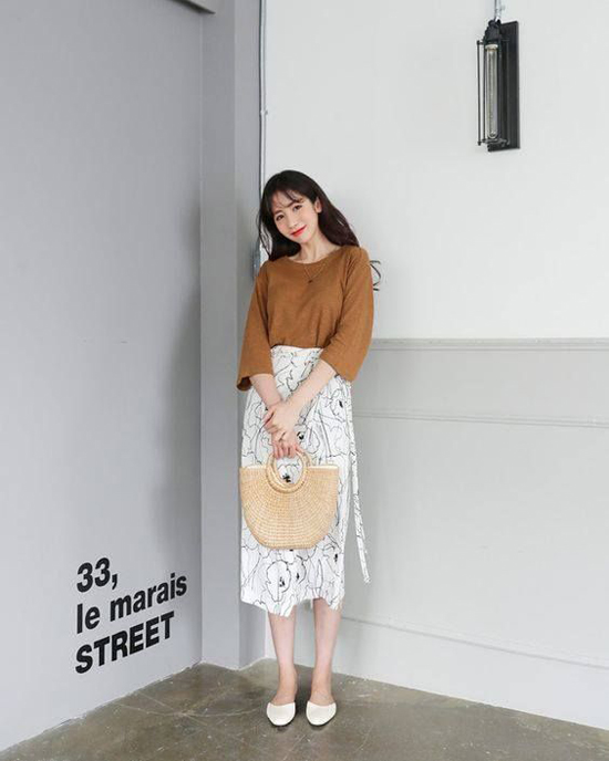 Song song với váy đơn sắc, các nhà mốt còn giới thiệu nhiều mẫu họa tiết độc đáo và lạ mắt.    