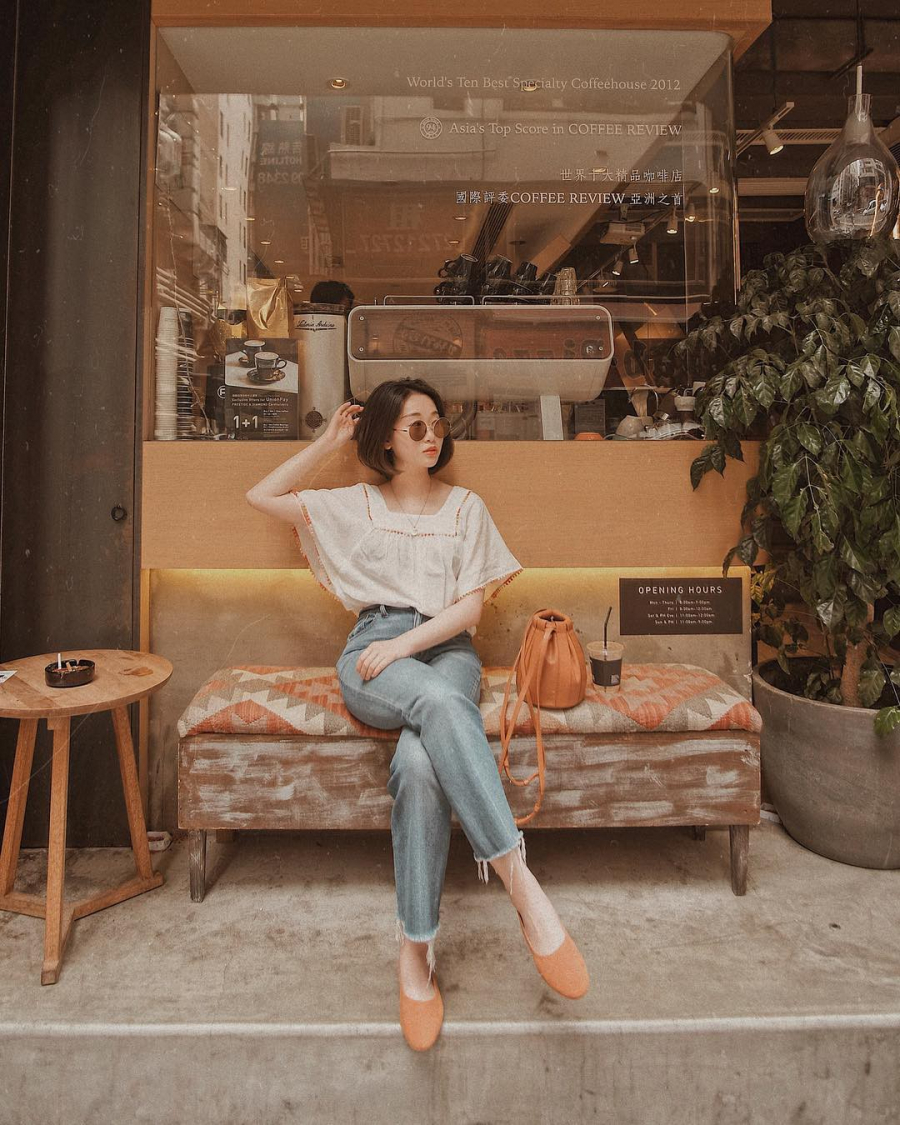 Chiếc quần jeans dù cá cá tính nổi loạn đến đâu thì khi diện cùng mule dáng mũi tròn cổ điển cũng trở nên hiền dịu, nhẹ nhàng hơn hẳn.    