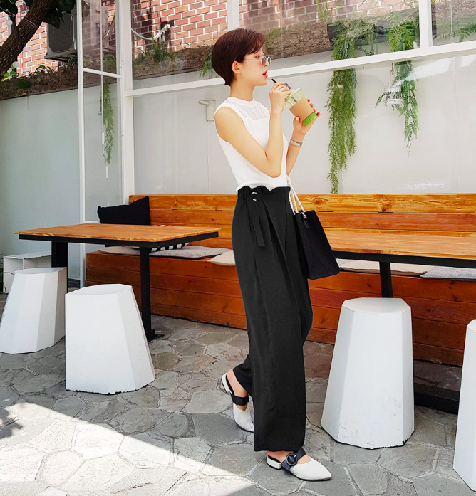 Những thiết kế cách điệu làm nên nét chấm phá riêng, khi đó bạn chỉ cần một bộ cánh đơn giản gọn gàng để diện cùng là đủ thanh lịch đẹp mắt rồi.    