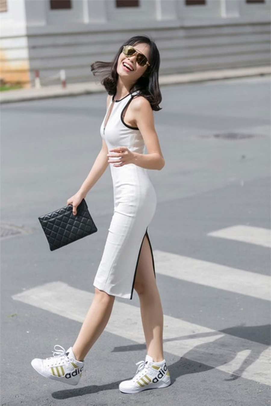 Những cô nàng nhỏ nhắn thích diện váy với giày thể thao, hãy chọn kiểu váy hơi bó và xẻ cao để lộ đôi chân, tạo hiệu ứng kéo dài chân hiệu quả.  