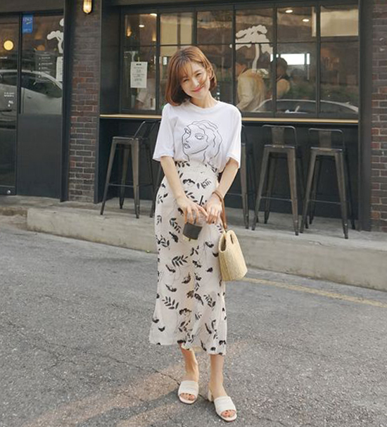 Những kiểu chân váy nhẹ nhàng phối hợp cùng áo thun hạ vai đang là mốt được nhiều fashionista xứ Hàn ưa chuộng.    