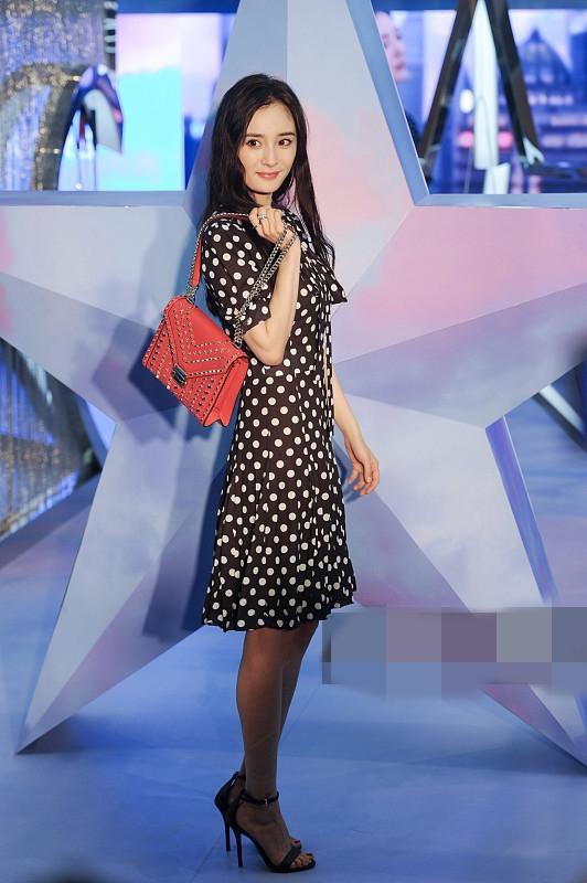 Dương Mịch mix với sandals thanh mảnh và túi xách đỏ. Toàn bộ Shbet999 com đăng nhập của Dương Mịch đều là thiết kế của Michael Kors. Vốn đã khá gầy, mẫu váy đen này càng khiến Dương Mịch gầy gò và 