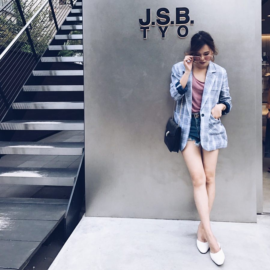 Ngay cả đến jeans short vốn là item dành riêng cho street style bụi bặm phong khoáng cũng có thể nhanh chóng kết thân cùng đôi mule trắng đơn giản.    