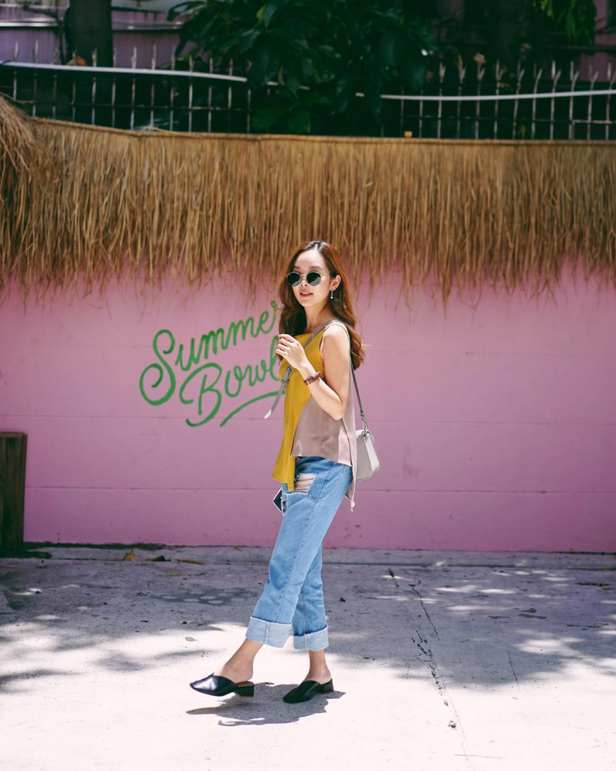 Chứ chưa nói đến các kiểu quần jeans cá tính hay khác biệt như thế này. Càng là một thiết kế nổi loạn lại càng cần đến sự tinh tế, giản đơn vừa đủ của những đôi mule cổ điển.    