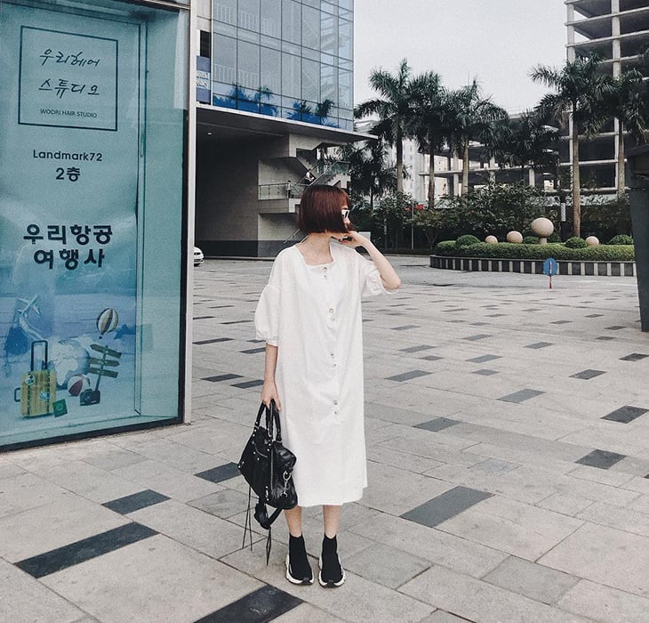 “Hot girl” Sunnie phối đầm cài khuy nhẹ nhàng, đơn giản cùng giày thể thao và túi xách da mạnh mẽ, một sự kết hợp tương phản nhưng mang đến hiệu quả bất ngờ. 