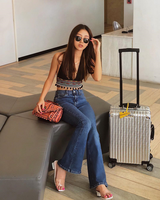Khi mặc jeans, các bạn gái thoả sức mix - match nó với nhiều kiểu áo thun, áo crop top, sơ mi hay blouse như Quỳnh Anh Shyn, Tú Hảo.    