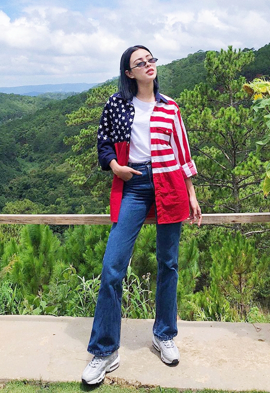 Khi mặc jeans, các bạn gái thoả sức mix - match nó với nhiều kiểu áo thun, áo crop top, sơ mi hay blouse như Tú Hảo.    