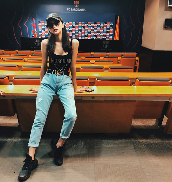 Jeans xắn gấu lại mang đến sự cá tính và năng động cho người mặc. Phối áo hai dây, giầy thể thao cùng jeans như Hương Giang để thoải mái khi đi du lịch, cà phê hay đi mua sắm.    