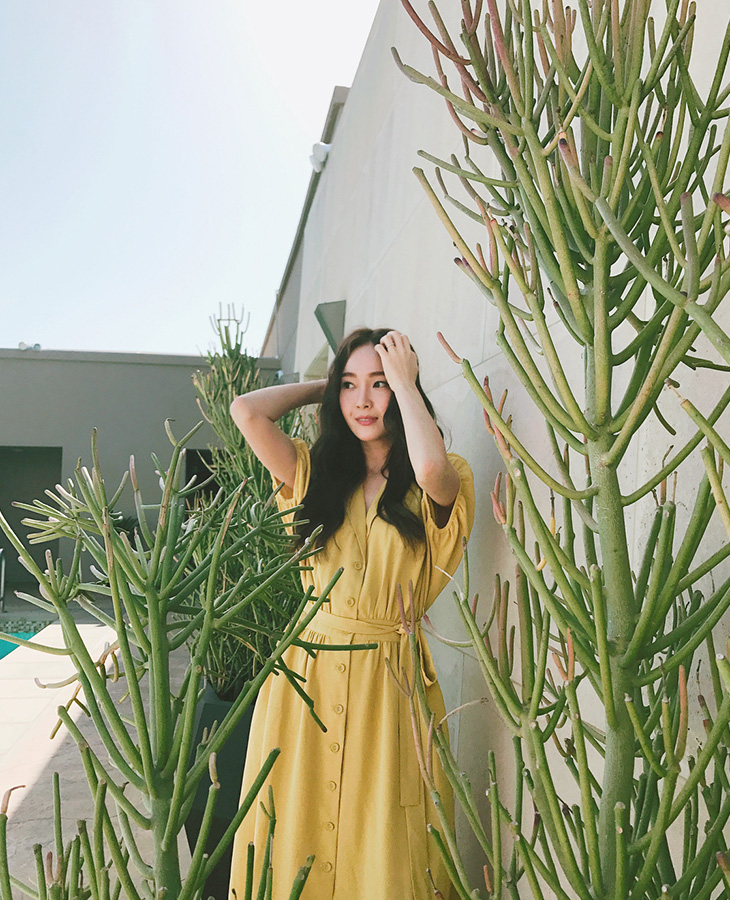 Không cần sử dụng quá nhiều phụ kiện khác, Jessica vẫn toát lên vẻ đằm thắm, nữ tính trong thiết kế đầm màu vàng nổi bật.