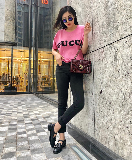 Dù rằng quần ống loe thịnh hành trở lại, các dáng quần ôm, quần skinny jeans vẫn được các sao Việt yêu thích.    