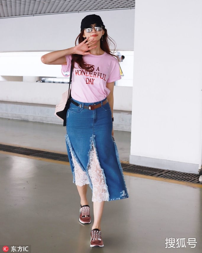 Vẻ cá tính, mạnh mẽ của chất liệu denim được làm mềm mại bằng cách kết hợp cùng phần ren trắng layer. Chỉ cần diện chiếc váy này, Lâm Chí Linh có thể phối thoải mái với bất kỳ món đồ nào, kể cả là áo thun, giày thể thao cũng đủ sành điệu.