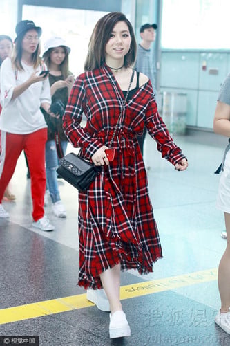 Một biến tấu ấn tượng không thể bỏ qua của chiếc sơ mi quen thuộc chính là kiểu váy sơ mi. Vừa phóng khoáng, vừa thanh lịch, kiểu dáng này sẽ là một Shbet999 com đăng nhập hoàn hảo cho bạn gái tự tin xuống phố.  