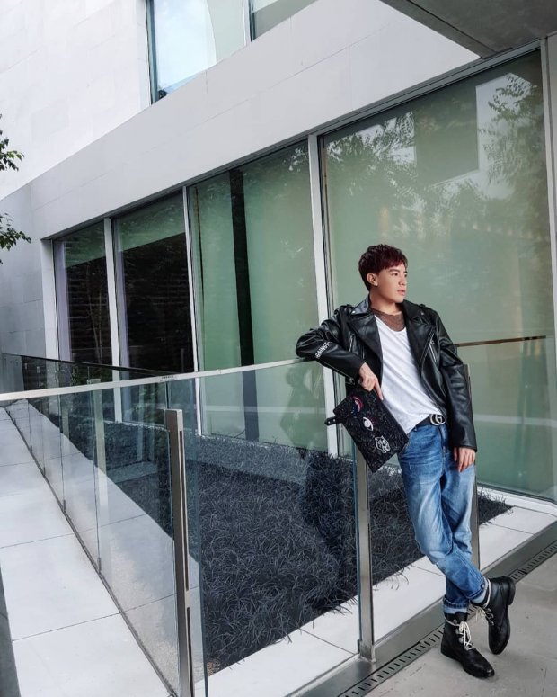Stylist Mạch Huy diện street style “chất phát ngất” gồm áo khoác da và quần jeans. Tất cả những phụ kiện đi kèm đều được anh chàng kết hợp một cách hợp lí, vừa thời trang, vừa nam tính.    
