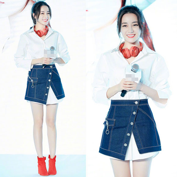 Địch Lệ Nhiệt Ba khoe đôi chân nõn nã với chân váy denim cài cúc. Áo sơ mi trắng dáng dài được cô phối đầy ăn ý để tạo nên style mới lạ khi tham dự sự kiện.  